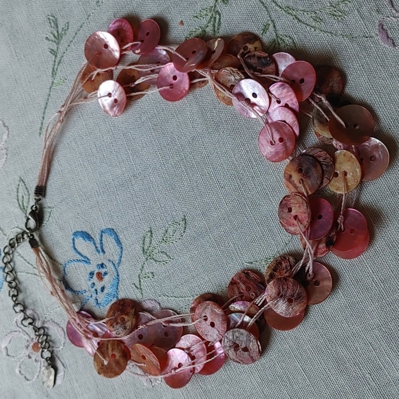 ♦️3 for $15 Pink button shell necklace - Picture 9 of 9